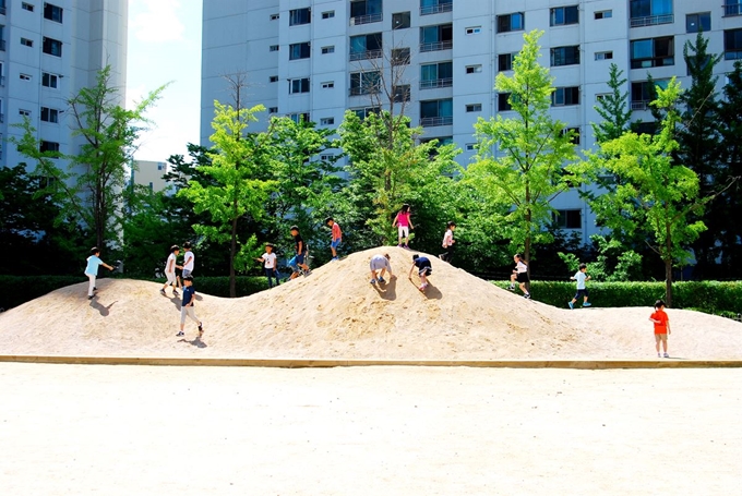 서울 중랑구 신현초등학교 운동장에 있는 모래 언덕 ‘바람의 언덕’에서 아이들이 자유롭게 오가고 있다. 서울시교육청 제공.