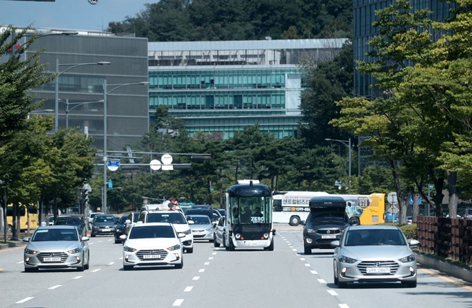 자율주행차 ‘제로셔틀’이 경기 성남시 판교 일대 도로를 달리고 있다. 경기도 제공