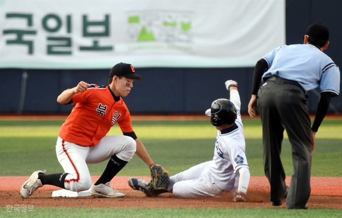 대구고 1루주자 서상호가 22일 서울 목동구장에서 열린 제46회 봉황대기 전국고교야구대회 결승 북일고와 경기에서 1회초 도루를 시도하다 2루서 태그아웃 되고 있다.북일고 2루수 고승민. 고영권 기자 youngkoh@hankookilbo.com