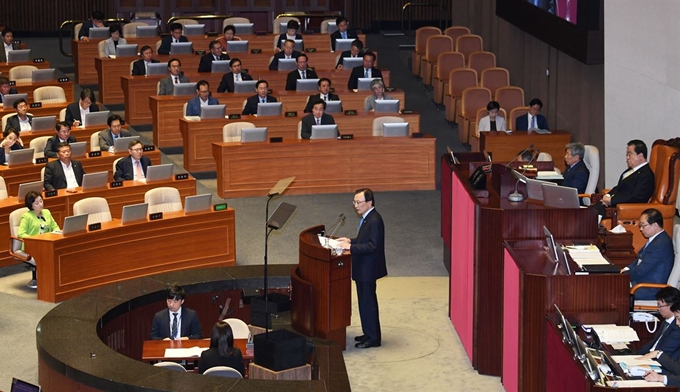 이해찬 더불어민주당 대표가 4일 오전 서울 여의도 국회 본회의에서 교섭단체 대표연설을 하고 있다. 홍인기 기자