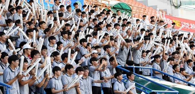 4일 서울 목동구장에서 열린 제46회 봉황대기 전국고교야구대회 대구고-북일고 결승전에서 북일고 응원단들이 열띤 응원을 펼치고 있다. 배우한 기자