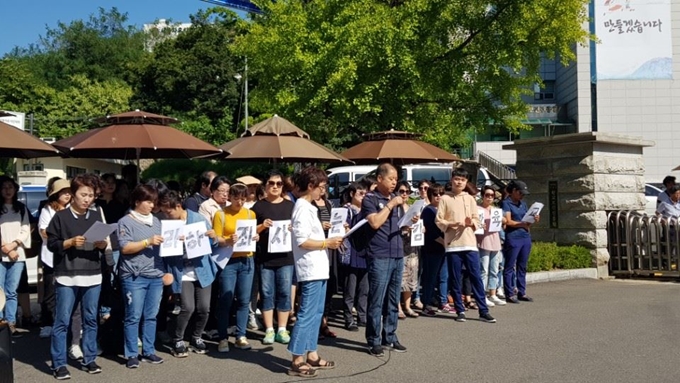 전국장애인부모연대 서울지부 등이 5일 오전 서울 종로구 서울시교육청 앞에서 조희연 서울시교육감과 김성태 자유한국당 원내대표, 강서 특수학교 설립반대 비상대책위원회가 맺은 ‘특수학교 설립합의’ 철회를 요구하는 기자회견을 하고 있다. 신혜정 기자.