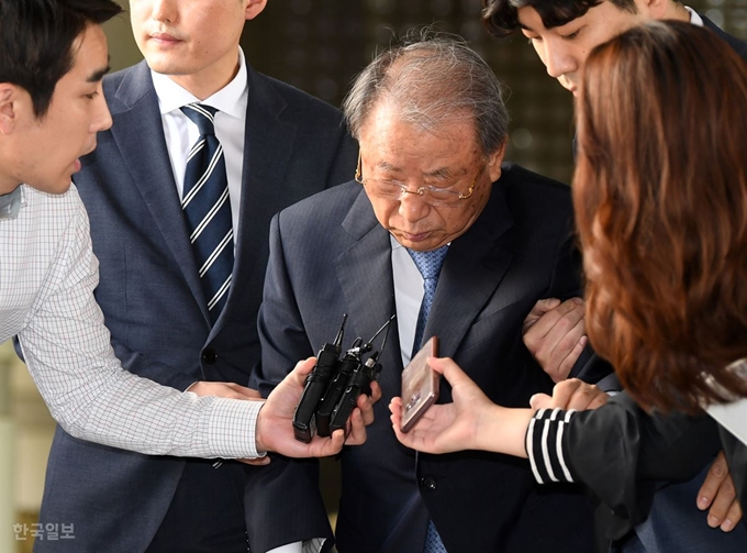 탈세 등의 혐의로 항소심 선고공판에서도 징역 3년 선고를 받은 조석래 효성그룹 명예회장이 5일 오후 서울 서초동 서울고등법원에서 나오고 있다. 홍인기 기자