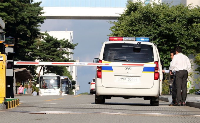 삼성이산화탄소 유출 사고로 1명이 숨지고 2명이 부상한 삼성전자 반도체 사업장으로 진입하는 경찰 차량. 연합뉴스