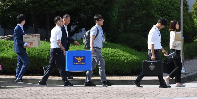 경찰이 5일 오후 서울 강남구 도곡동 숙명여고에서 압수수색을 마치고 돌아가고 있다. 홍인기 기자