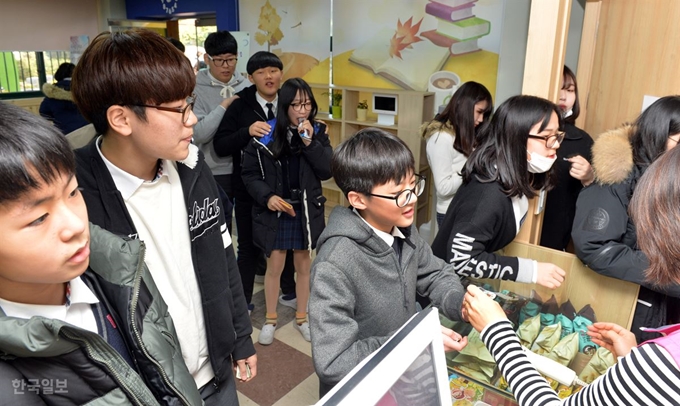 2016년 11월 3일 서울 동작구 국사봉중학교 학생들이 점심 시간에 학교협동조합이 운영하는 매점 '그냥가제'에서 간식을 사고 있다. 판매원은 학부모들이다. 신상순 선임기자.