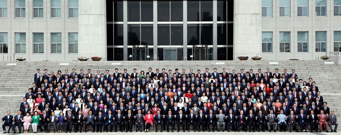 문희상 국회의장과 이해찬 더불어민주당 대표, 김성태 자유한국당 원내대표, 김관영 바른미래당 원내대표, 정동영 민주평화당 대표, 이정미 정의당 대표를 비롯한 제20대 국회의원들이 6일 서울 여의도 국회 본청 앞 계단에서 국회 개원 70주년 단체 기념사진을 촬영하고 있다. 오대근기자