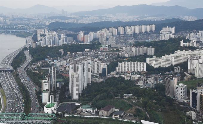 최근 큰 폭으로 집값이 오른 서울 동작구의 아파트 단지 전경. 한국일보 자료사진