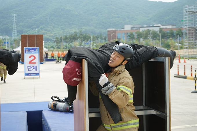 국내 소방관경기대회에 참가한 한 소방관이 인명구조 시범을 보이고 있다. 대회 추진단 제공