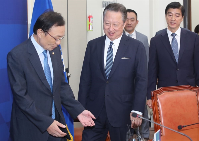 6일 오후 국회 더불어민주당 당대표 실에서 박용만 대한상의회장이 이해찬 당대표를 예방하고 있다. 오대근기자