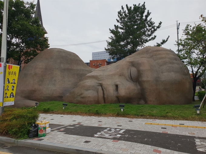 대구 달서구 진천동 상화로의 거대 원시인 조형물 뒤편에는 프랑스 고대벽화가 그려져 있어 비난을 사고 있다. 김민규기자 whiteikmg@hankookilbo.com