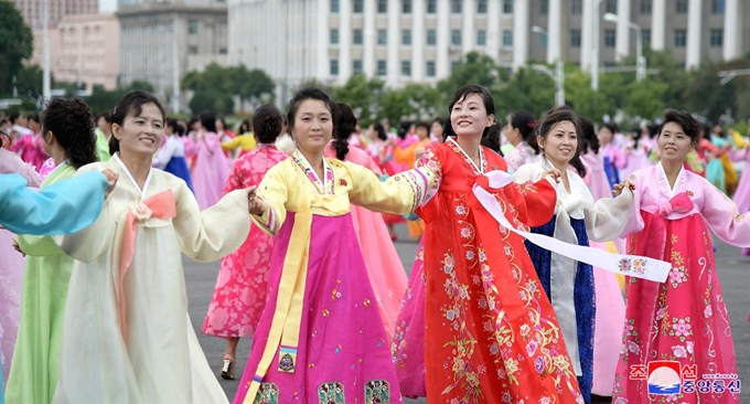 북한 조선중앙통신은 북한 정권수립 70주년을 기념해 6일 평양 개선문 광장에서 조선사회주의여성동맹원 등이 참가한 무도회가 열리고 있다고 보도했다. 평양 조선중앙통신=연합뉴스