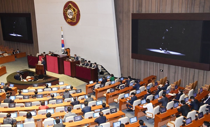 김성태 자유한국당 원내대표가 5일 국회 본회의에서 교섭단체 대표연설을 하는 동안 전광판에 마이클 잭슨의 '문워크' 영상이 나오고 있다. 오대근 기자 inliner@hankookilbo.com