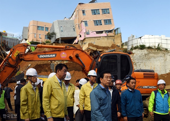 박원순 서울시장이 7일 오전 서울 동작구 상도동 공사장 붕괴 현장을 둘러 보고 있다. 고영권 기자