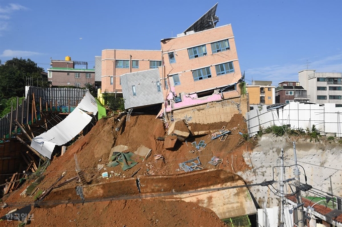 7일 오전 서울 동작구 상도동 상도유치원 건물이 기울어져 위태롭게 서 있다. 고영권 기자