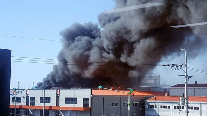 7일 오후 3시 14분께 인천시 서구 석남동 한 도색전문업체 가구 창고에서 불이 나 소방당국이 진화 작업에 나섰다. 독자제공=연합뉴스