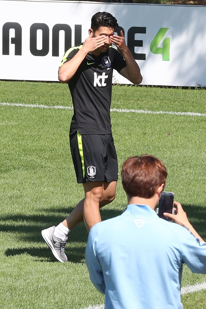 파울루 벤투 감독이 이끄는 축구 A대표팀의 손흥민이 8일 오전 파주축구국가대표트레이닝센터(NFC)에서 열린 오픈트레이닝데이에서 팬들의 환호성에 눈을 가리며 호응하고 있다. 연합뉴스