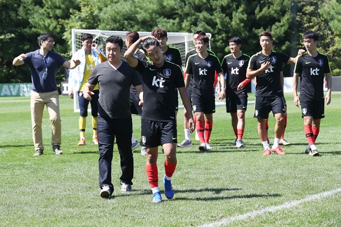 파울루 벤투 감독이 이끄는 축구 A대표팀이 8일 오전 파주축구국가대표트레이닝센터(NFC)에서 열린 오픈트레이닝데이에서 팬 서비스를 위해 이동하고 있다. 연합뉴스