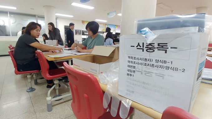 전북 완주의 한 중학교 급식실에서 관계자들이 식중독 역학조사를 하고 있다. 완주=연합뉴스