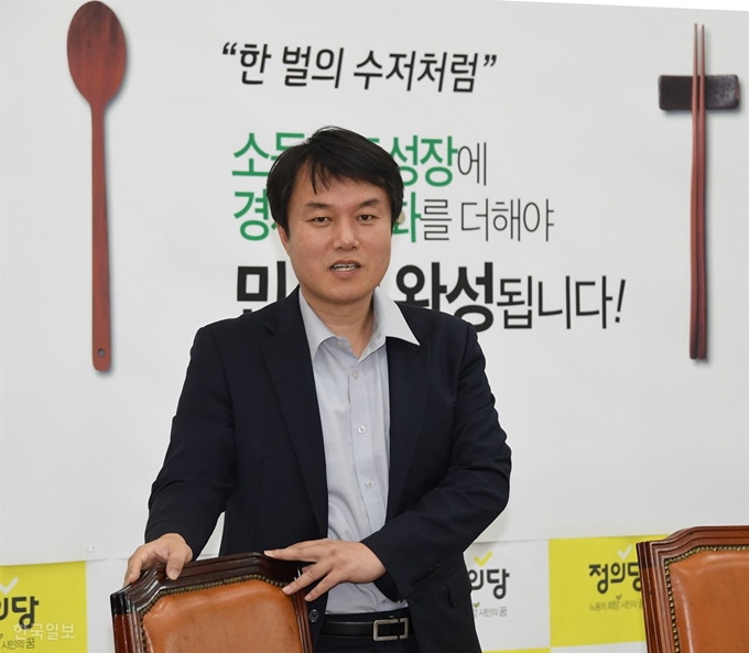 정의당 고 노회찬 원내대표의 비서실장이었던 김종철 비서실장이 9일 국회 정의당 회의실에서 생전 노 원내대표가 착석해 있던 의자를 매만지며 노 의원을 회상하고 있다. 오대근 기자