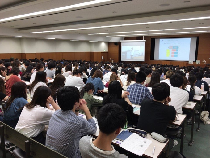 지난 5월 도쿄 릿교대에서 열린 '인턴십 가이던스' 설명회에 재학생들이 참석해 회사와 관련한 정보를 듣고 있다. 릿교대 커리어센터 제공