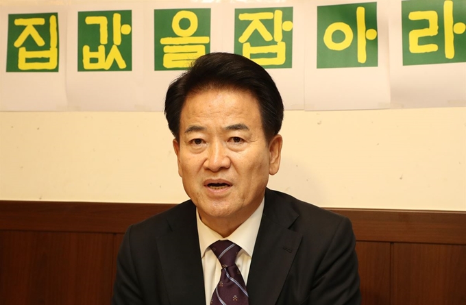 정동영 민주평화당 대표가 9일 오후 서울 여의도에 있는 한 식당에서 열린 '집값을 잡아라, 부동산규제 3종세트' 관련 기자간담회에서 발언하고 있다. 연합뉴스