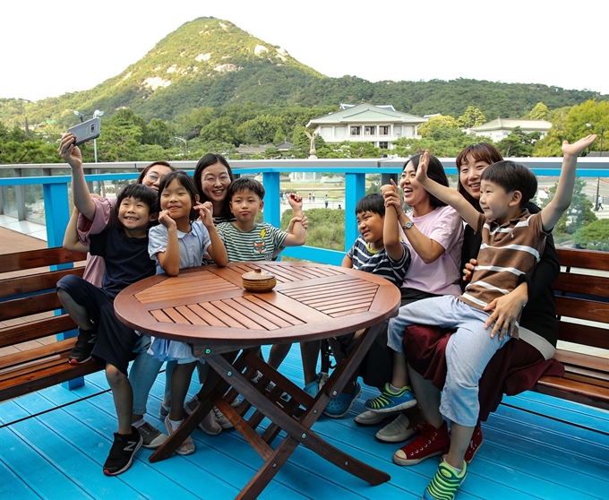 = 평양 남북정상회담을 열흘여 앞둔 9일 오후 서울 종로구 청와대 앞 사랑채에서 나들이 온 어린이들과 엄마들이 2018 제1차 정상회담에서 남북 정상이 단독으로 회담을 나눈 판문점 내 도보다리 회담장을 재현한 코너에서 추억을 남기고 있다. 연합뉴스