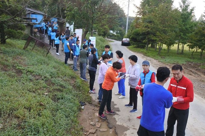 육군 김동현 대위 등 군 간부들이 9일 대전 유성구 방동에서 대전봉사체험교실 회원들과 함께 어려운 이웃에게 연탄을 배달하고 있다. 대전봉사체험교실 제공