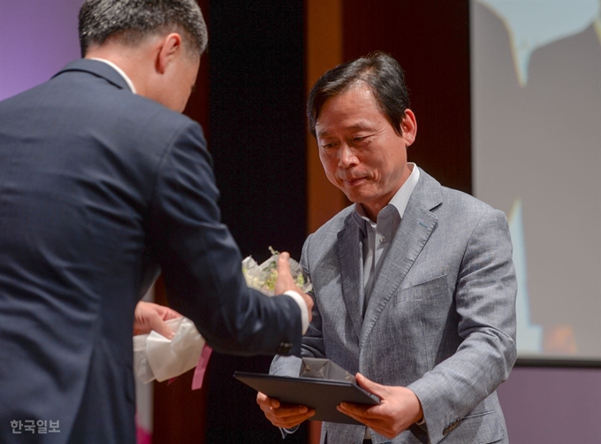 10일 대한상공회의소 국제회의장에서 열린 ‘2018 자살예방의 날 기념식’에서 이태규 한국일보 뉴스1부문장이 회사를 대표해 단체 표창을 받고 있다. 김혜윤 인턴기자