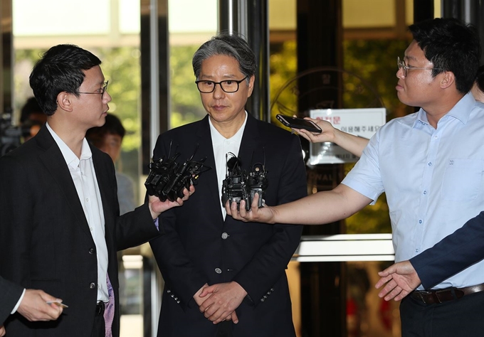 담철곤 오리온 회장이 10일 오전 서울 서대문구 경찰청에서 개인 별장 건축에 회삿돈을 끌어다 쓴 혐의와 관련해 조사를 받기 위해 출석, 취재진의 질문에 답하고 있다. 연합뉴스