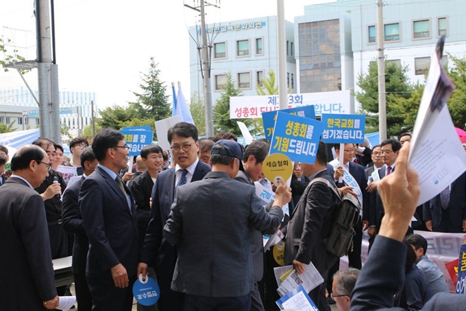 10일 예장 통합 총회를 앞두고 시위에 나선 예장목회자연대, 교회세습반대운동연대 등이 몇몇 명성교회 교인들과 대치하고 있다. 교회개혁실천연대 제공