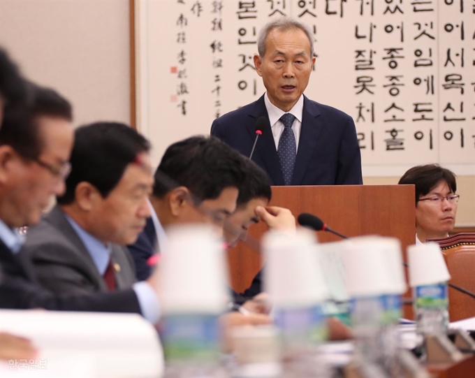 이석태 헌법재판관 후보자가 10일 국회 법제사법위원회에서 열린 인사청문회에서 인사말을 하고 있다. 오대근 기자 inliner@hankookilbo.com