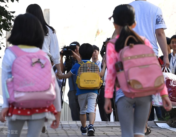 [저작권 한국일보]인근 공사장의 지반침하(땅꺼짐)로 건물 일부가 붕괴된 서울 동작구 상도유치원의 원생들이 10일 바로 옆 상도초등학교로 등원하고 있다. 배우한 기자