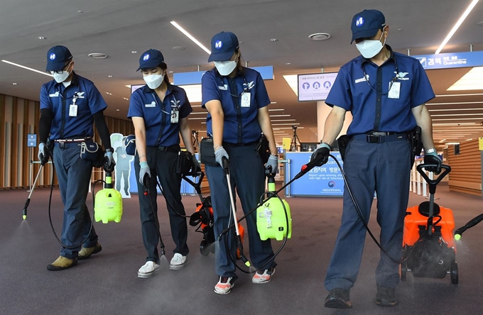 10일 오전 인천공항 제2여객터미널에서 방역 요원들이 방역 전문용 살균소독제를 이용해 입국장을 소독 하고 있다. 배우한 기자