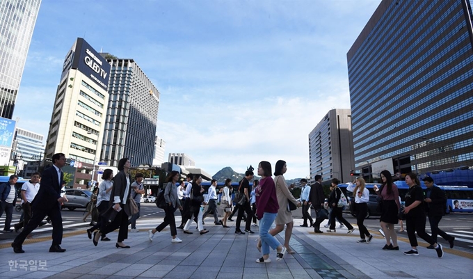 아침저녁으로 날씨가 선선해진 가운데 11일 오전 서울 광화문사거리에서 시민들이 긴 팔 옷을 입고 출근하고 있다. 홍인기 기자