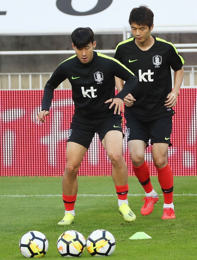 칠레와 평가전을 앞둔 축구 국가대표팀 기성용과 손흥민이 10일 오후 경기도 수원시 팔달구 수원월드컵경기장에서 훈련을 하고 있다. 연합뉴스