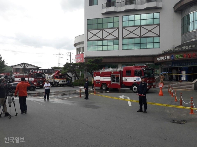 [저작권 한국일보]11일 오전 불이 난 경북 청도군 화양읍 용암온천앞에 소방대원 등이 화재현장을 정리하고 있다. 독자 제공