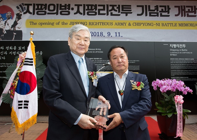 지평리전투기념관 재개관 기념식에서 정동균 양평군수(오른쪽)에게 감사패를 받고 있는 조양호 한진그룹 회장(왼쪽). 대한항공 제공