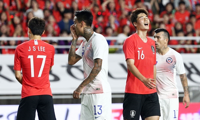 축구대표팀 기성용이 11일 오후 경기도 수원시 팔달구 수원월드컵경기장에서 열린 KEB하나은행 초청 축구국가대표팀 친선경기 대한민국-칠레의 경기에서 득점 찬스를 놓친 후 아쉬워하고 있다. 뉴스1