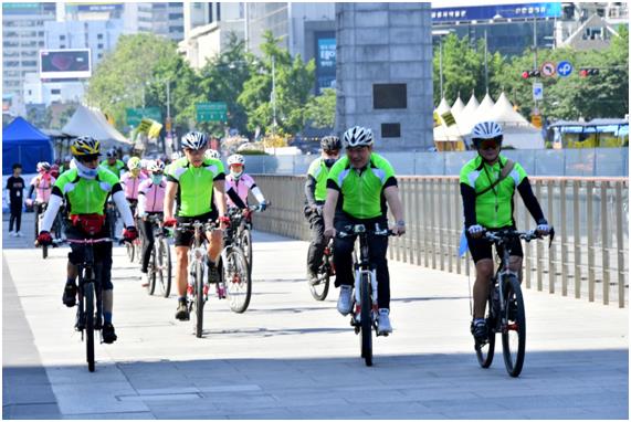 자전거 동호인들이 서울 광화문에서 라이딩을 즐기고 있다. 성남시 제공