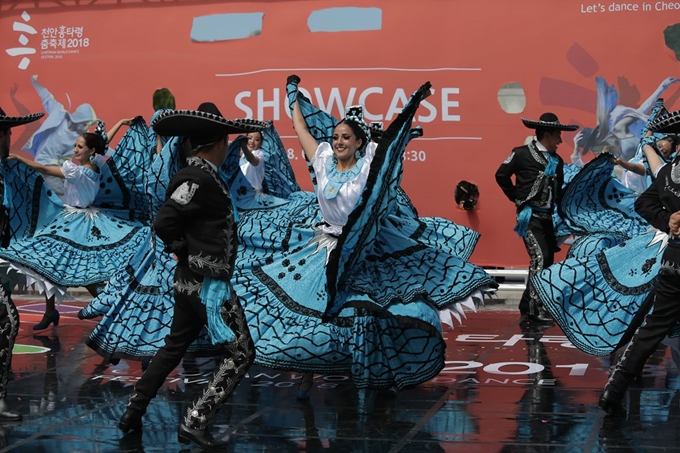 지난 11일 서울 광화문 세종대왕 동상앞에서 열린 '천안흥타령춤축제2018' 쇼케이스. 천안시 제공