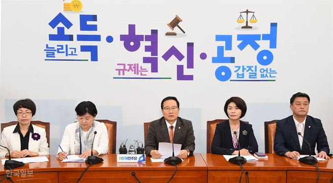 홍영표 더불어민주당 원내대표가 11일 국회에서 열린 원내대책회의에서 발언하고 있다. 오대근 기자 inliner@hankookilbo.com