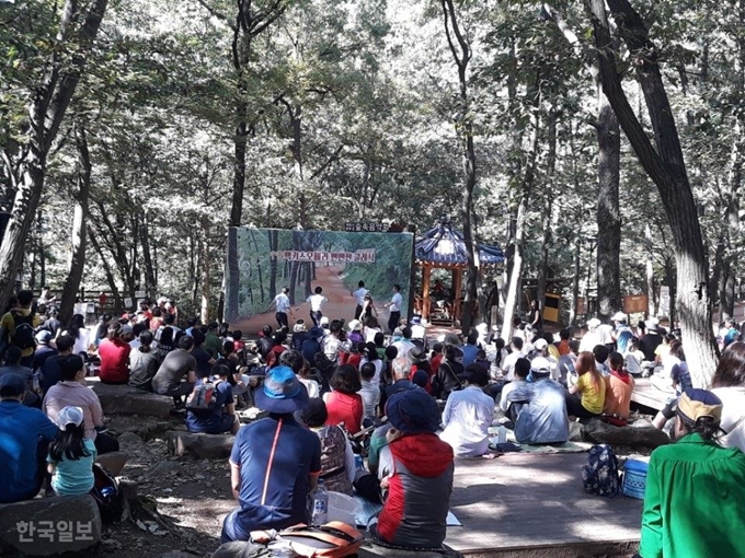 [저작권 한국일보]계족산 황톳길을 찾은 등산객들이 16일 오후에 열린 맥키스 오페라단의 숲속음악회를 즐기고 있다. 허택회기자