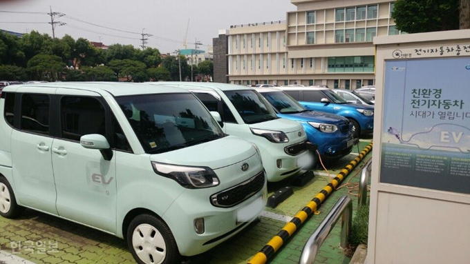 [저작권 한국일보]내년부터 제주지역에 설치된 전기자동차 충전기가 모두 유료화된다. 사진은 제주도청 내 전기자동차 충전시설. 김영헌 기자.