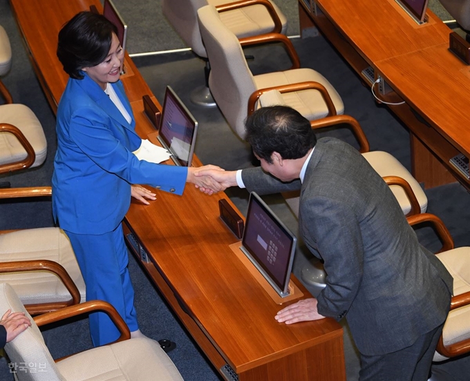 본회의장에 입장한 이낙연 총리가 첫 질문순서에 나선 박영선 더불어민주당 의원에게 다가와 인사하고 있다. 박의원이 여당이긴 하지만 워낙 질문화력(?)이 좋다 보니 먼저 다가가 ‘살살하자’는 모양새이다. 오대근기자 inliner@hankooilbo.com