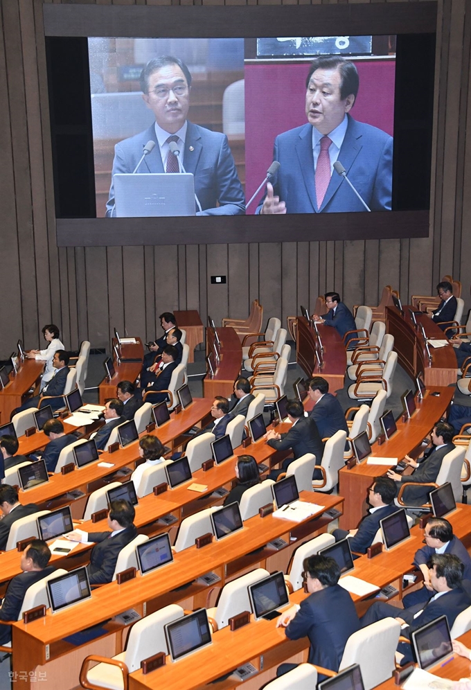 조명균 통일부 장관이 13일 국회에서 열린 제364회국회(정기회) 제5차 본회의에서 자유한국당 김무성 의원의 대정부질문에 답하고 있다.오대근기자 inliner@hankooilbo.com