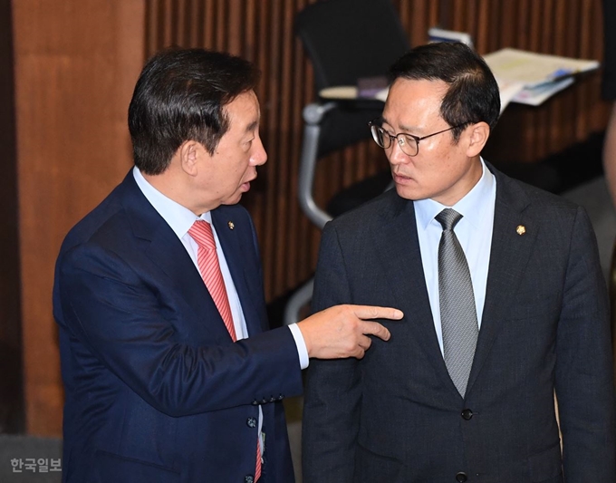 더불어민주당 홍영표(오른쪽), 자유한국당 김성태 원내대표가 13일 국회에서 열린 제364회국회(정기회) 제5차 본회의에서 대화하고 있다. 오대근기자 inliner@hankooilbo.com