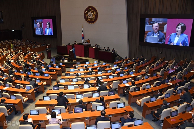 김부겸 행정안전부 장관이 13일 국회에서 열린 제364회국회(정기회) 제5차 본회의에서 더불어민주당 박영선 의원의 정치분야 대정부질문에 답변하고 있다.오대근기자 inliner@hankooilbo.com