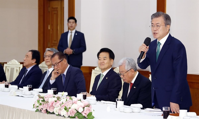 문재인 대통령이 13일 청와대에서 열린 남북정상회담 원로자문단 간담회에서 인사말을 하고 있다. 연합뉴스