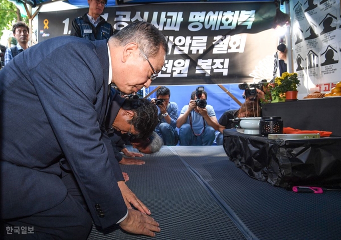 최종식 쌍용자동차 사장이 13일 쌍용차 해고 사태 관련 희생자를 기리고자 마련된 서울 중구 대한문 앞 분향소를 찾아 조문하고 있다. 류효진 기자